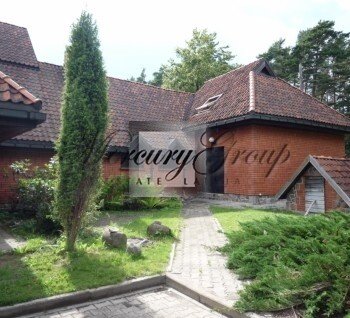 We offer this spacious 2-storey country house. This is a very unique a...