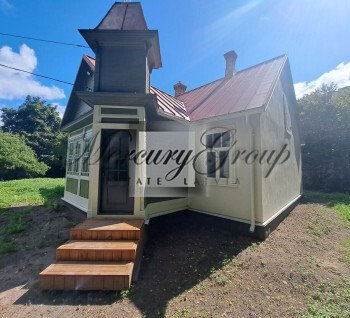 A newly renovated house with a spacious garden for sale. 