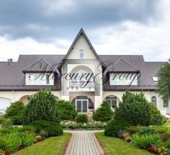 A villa by the lake for sale!