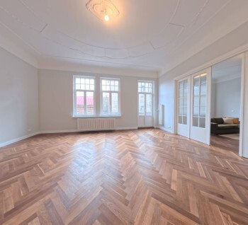 Spacious Apartment in a Renovated Historic Building in the Heart of Riga