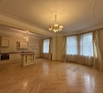 Продаётся просторная 3-комнатная квартира в самом центре Риги