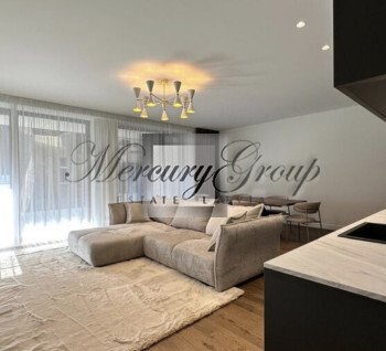 Beautiful spacious 4-room apartment in the quiet center.