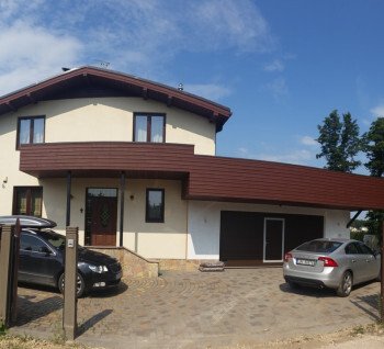 There are a living room, 2 bathrooms, a dining room with kitchen, &nbs...