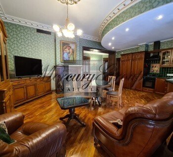 We offer  4-room apartment in Old Town