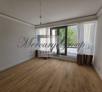 Spacious apartment in the center of Riga opposite Kronvald Park