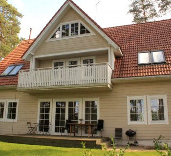 A house at the lakeside for sale!