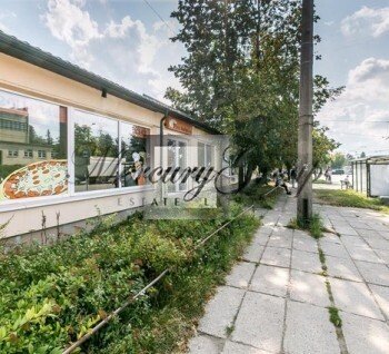 We offer for sale a commercial building with a tenant, at one of the b...