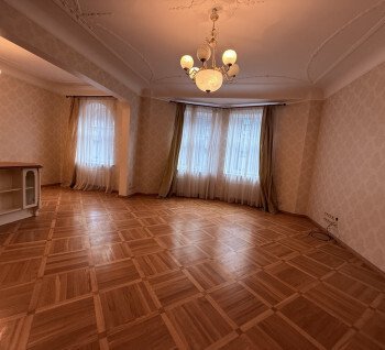 Продаётся просторная квартира в историческом доме