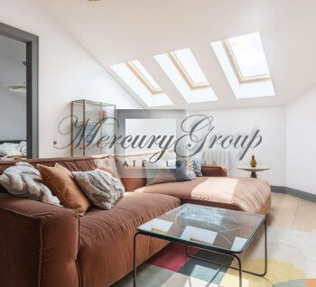 For rent an exquisite three-room apartment with a private parking space is available

