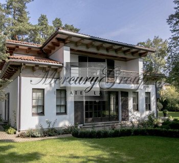 An elegant villa  neqar the sea for sale