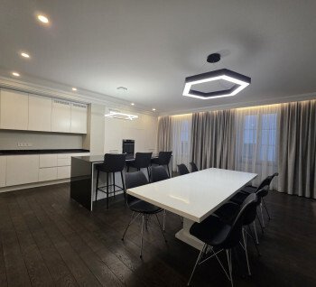 We offer for sale an exclusive apartment in the Embassy area 