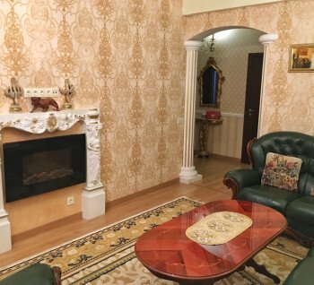 For sale large apartment in the city center near park