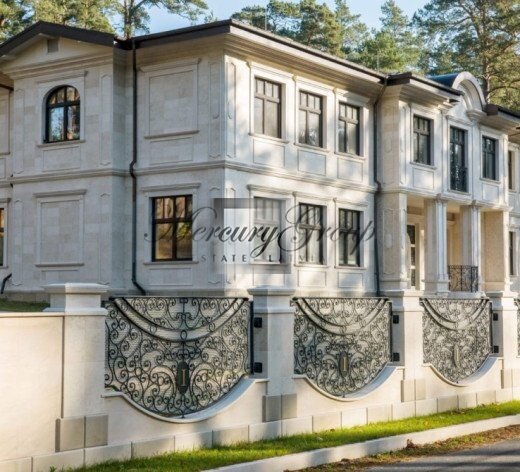 Luxurious seaside villa for sale!