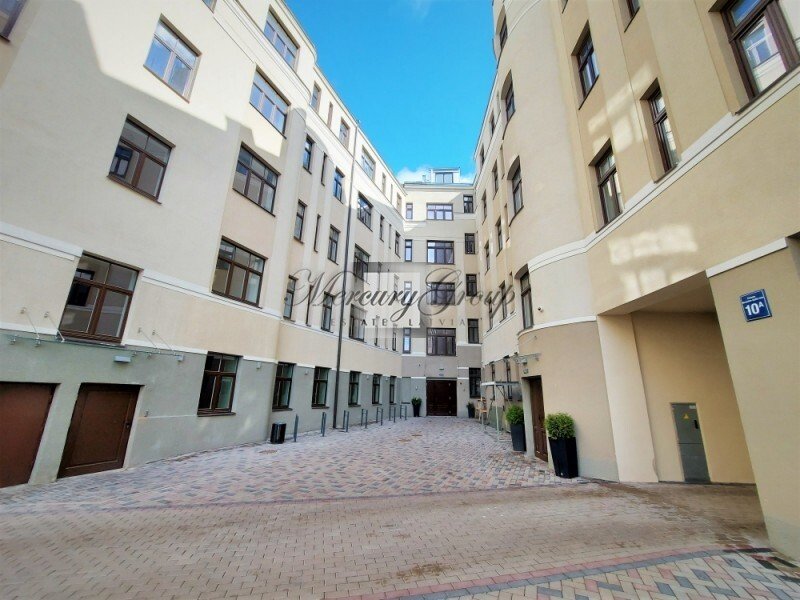 A house with its own parking lot and children's playground in the heart of Riga. Nr. 7